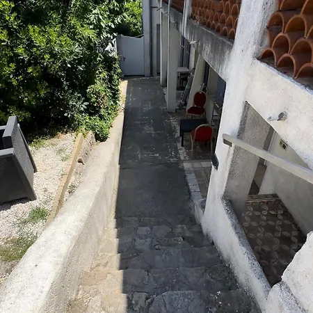 Dans La 